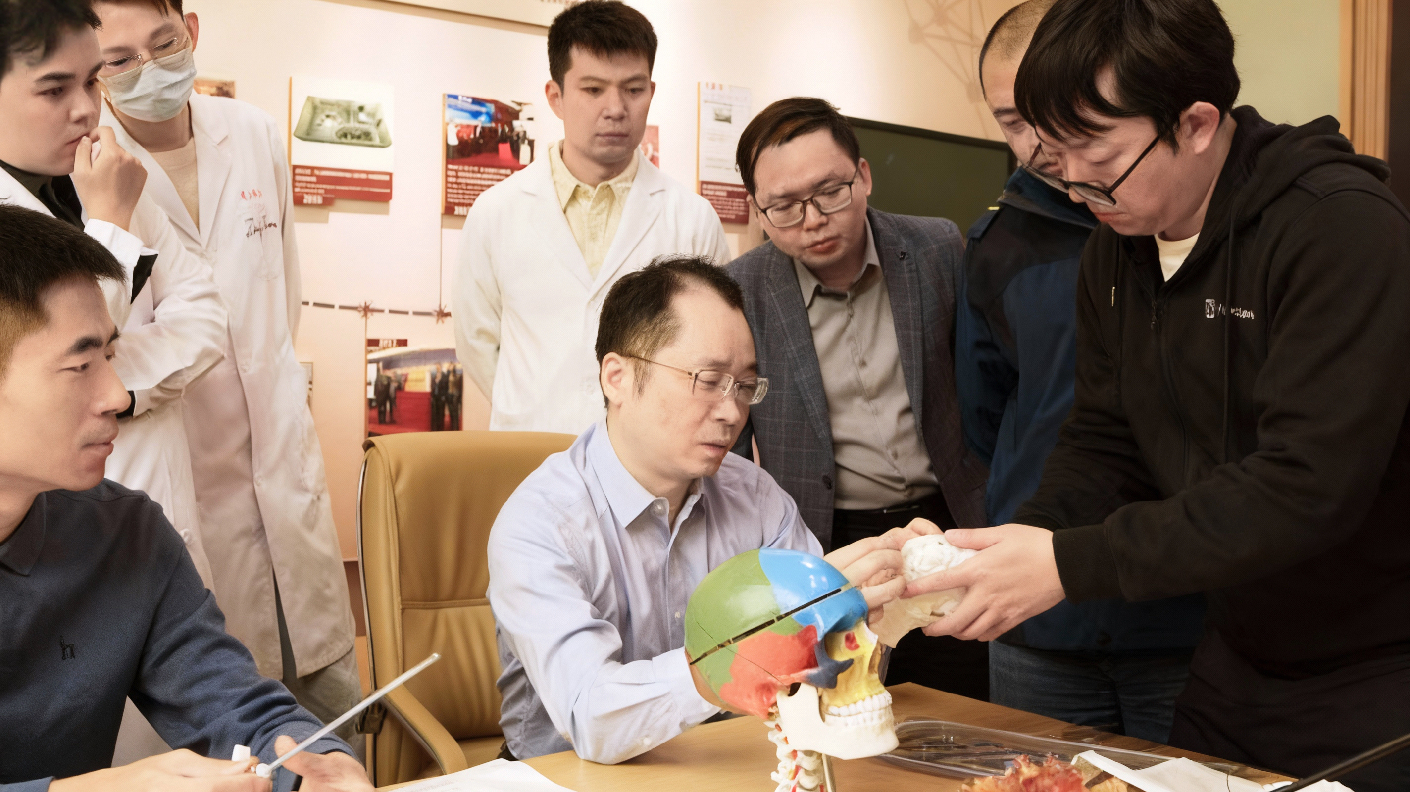 复旦大学附属华山医院毛颖 陈亮教授团队与脑虎科技团队就首例“三全”脑机接口临床试验进行深入研讨